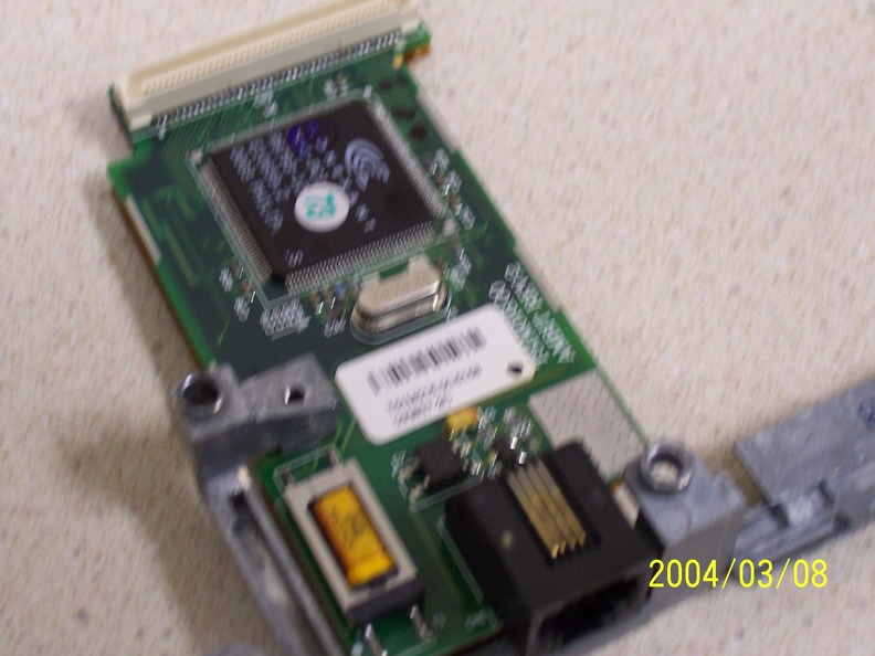 A nice up-close and personal shot of the modem.  Observe the chipset.
