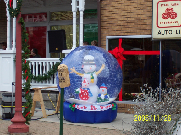 No one was around to sell me this snow globe... *sigh*